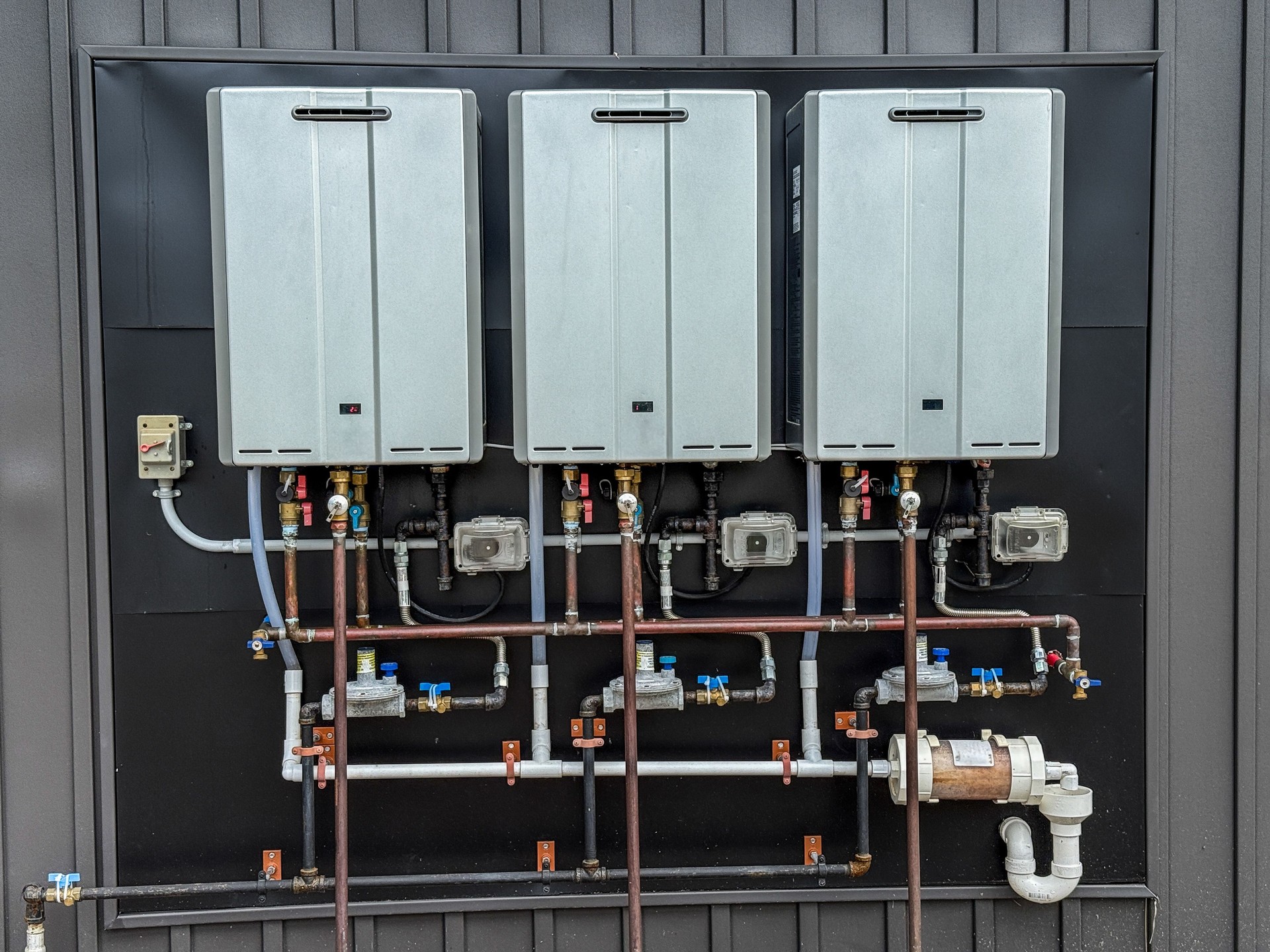 Tankless hot water heater